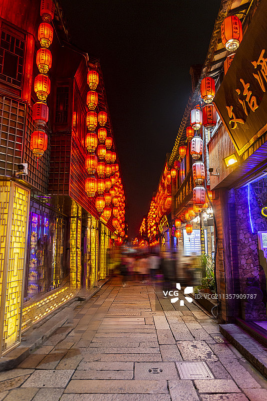 红灯笼映照下的浙江嘉兴西塘古镇夜景图片素材
