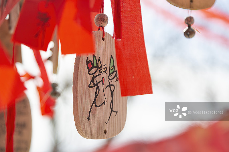 雪中树枝上悬挂的祝福小摆件图片素材