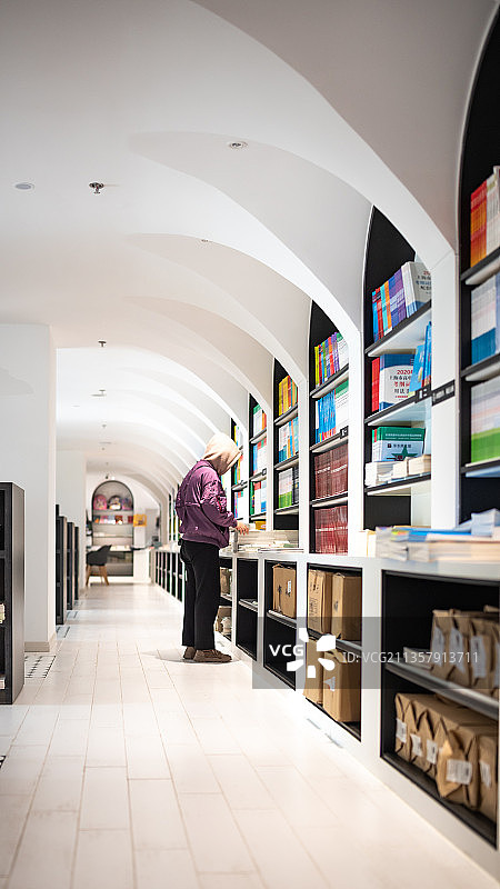 上海钟书阁书店室内布局场景.书店內部书籍书架照片图片素材