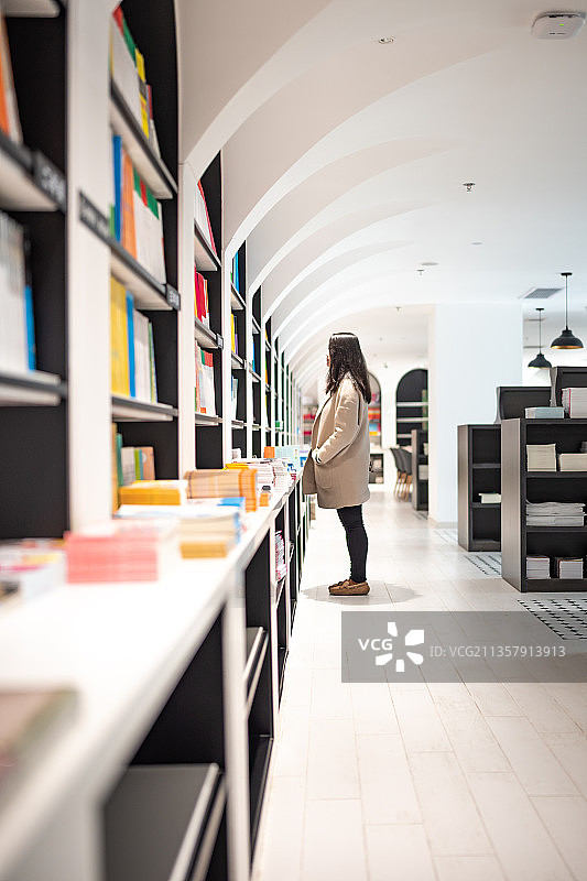 上海嘉定钟书阁书店内阅读书籍的女子图片素材
