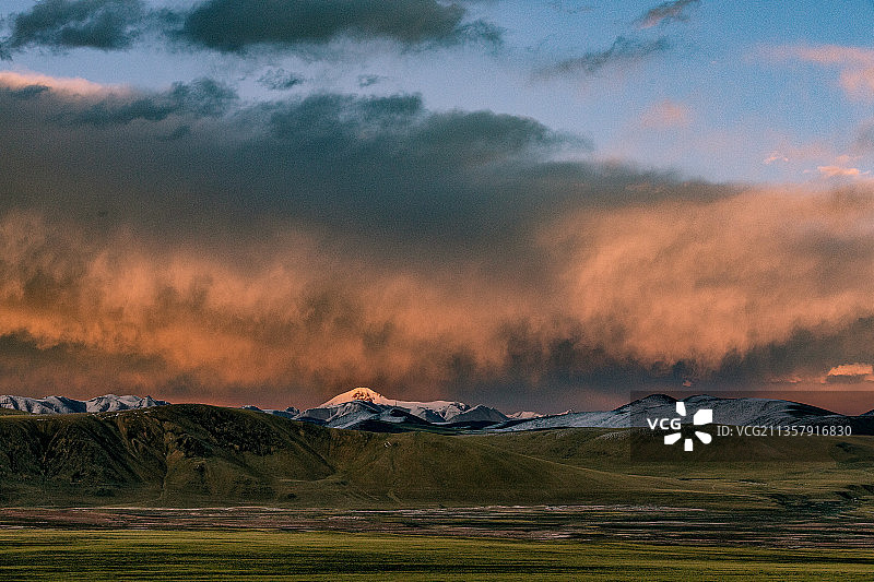 中国西藏阿里地区红土达坂日落晚霞美景图片素材
