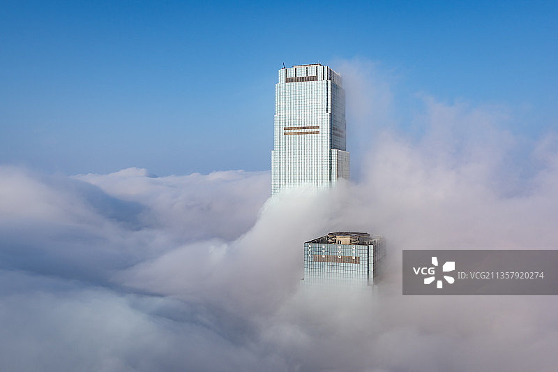 云层之上的摩天大楼图片素材