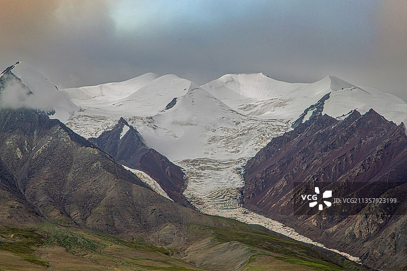 中国西藏，唐古拉山，是青藏高原中部的一条近东西走向的山脉。图片素材