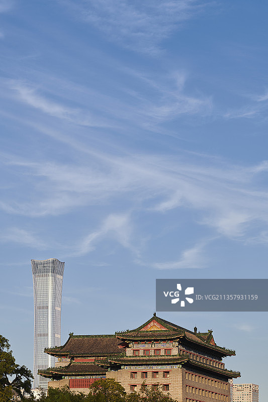 北京古代现代地标建筑北京中信大厦前门城楼图片素材