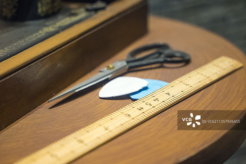过去裁缝使用的剪刀尺子等缝纫工具图片素材
