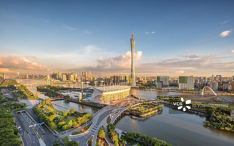 广州塔-海心沙-珠江新城商务区滨水城市天际线黄昏夜景图片素材