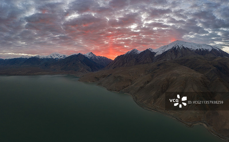 新疆阿克陶县白沙湖景区雪山日出自然风光图片素材
