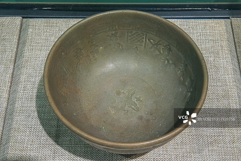 北京通州博物馆龙泉狩猎纹碗元代1985年乔庄村出土图片素材