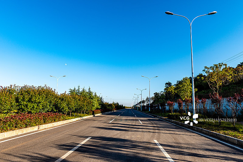 汽车广告背景干净蓝天公路图片素材