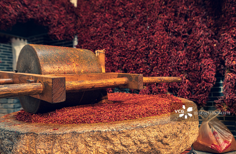 红红的辣椒面与磨盘图片素材