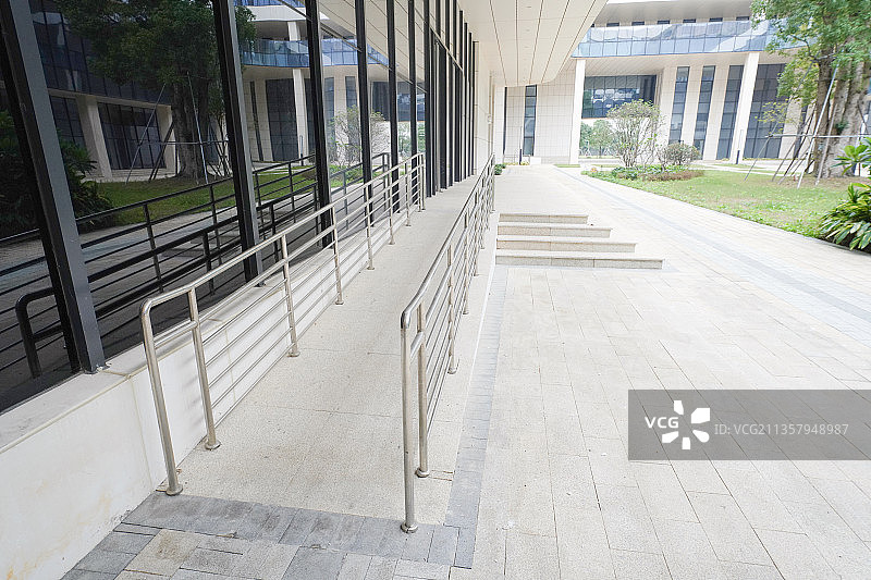 现代建筑物残疾人通道图片素材