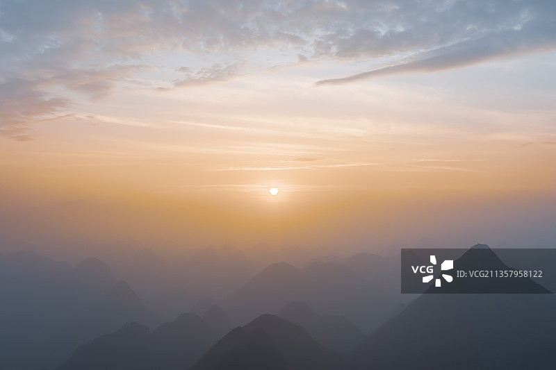 一起牵手去山顶看云海日出日落图片素材