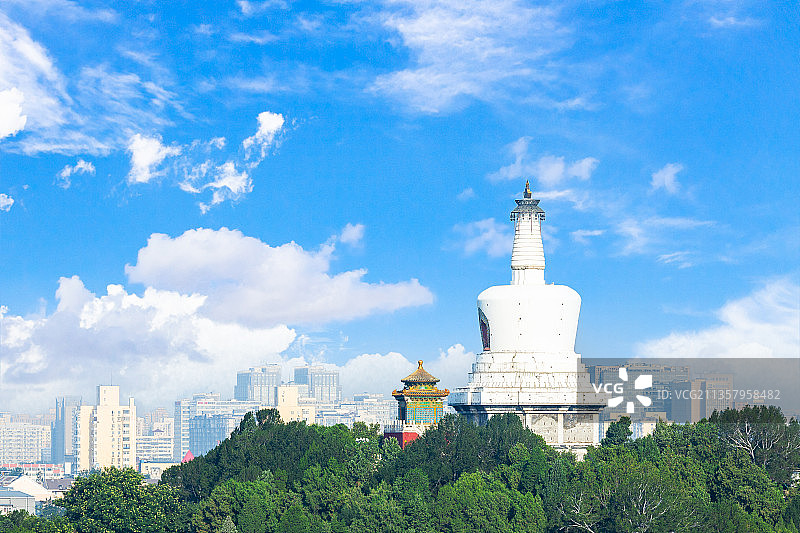 夏季北京北海公园的白塔图片素材