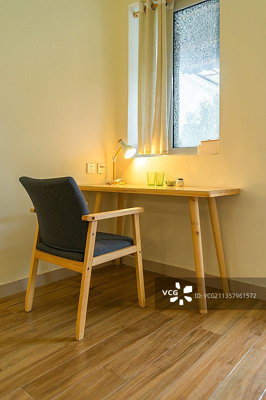 中国泰安民宿里的床桌椅图片素材