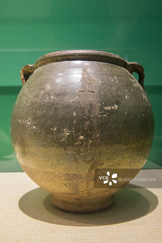 北京通州博物馆卷口圈足黄绿釉缸胎双系罐元代2006年通州出土图片素材