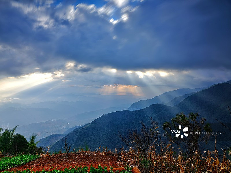 哀牢山晨光图片素材