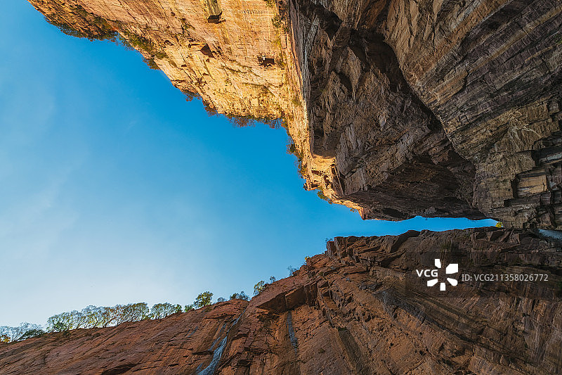 河南新乡辉县万仙山景区郭亮大峡谷崖上人家秋季风光正下方视角图片素材