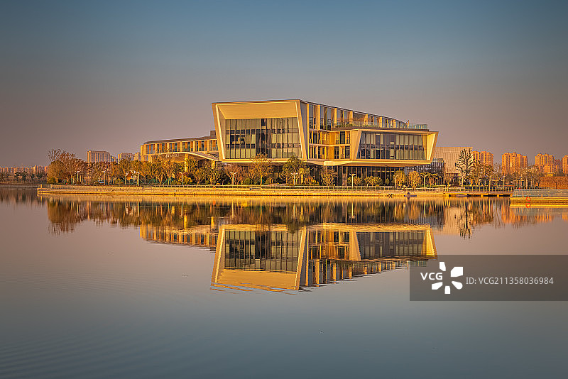 上海奉贤南桥上海之鱼建筑夕阳风光图片素材