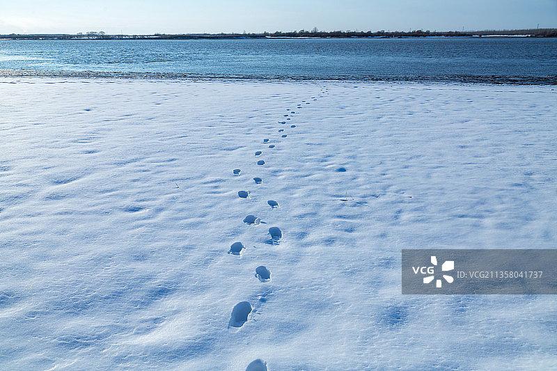雪地上的人类脚印，雪地足印图片素材