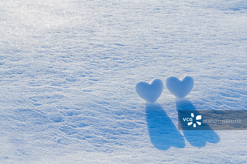 雪地上的两个心形雪球图片素材