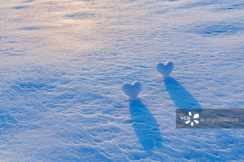 雪地上的两个心形雪球图片素材