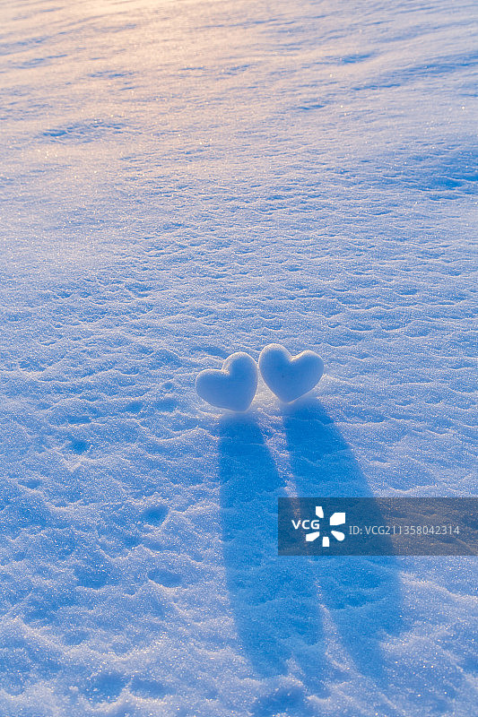 雪地上的两个心形雪球图片素材