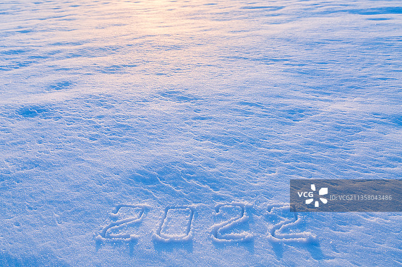 雪地上手写2022图片素材