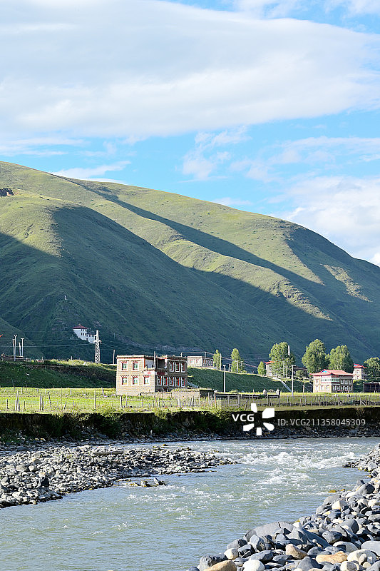 河边的藏族民居图片素材