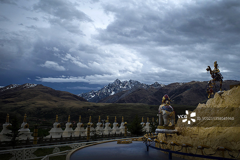 甘孜县白塔寺傍晚图片素材