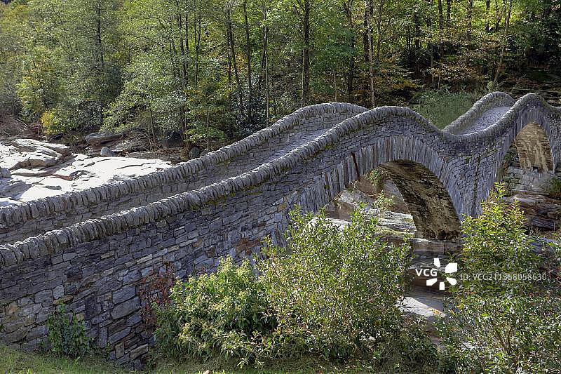 瑞士提契诺州韦尔扎斯卡山谷拉韦尔泰佐罗马桥图片素材