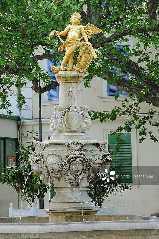 天使喷泉雕像，法国南部沃克吕兹卡庞特拉图片素材