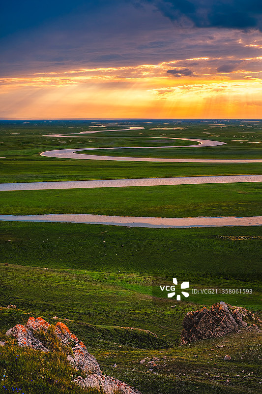 新疆巴音布鲁克草原九曲十八弯日落图片素材