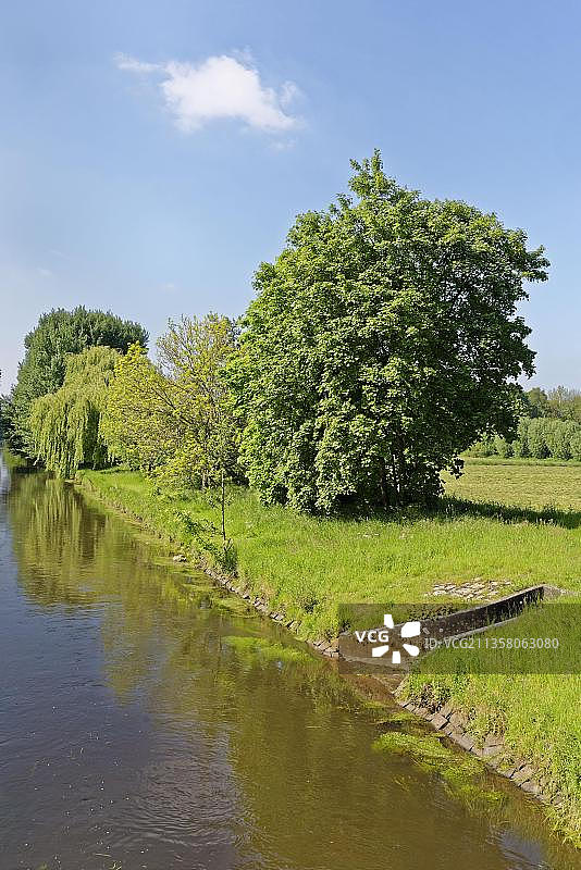 德国北莱茵-威斯特法伦州菲尔森区格雷夫拉特的尼尔斯河图片素材