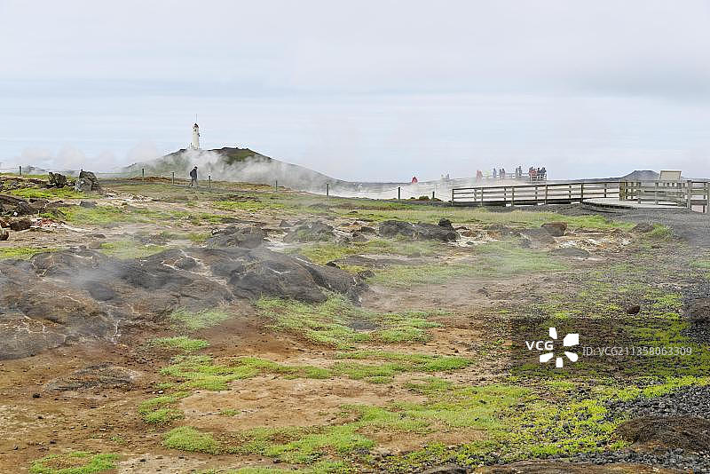 冰岛格林达维克附近瓦拉赫努克悬崖上的灯塔，Gunnuhver地热区图片素材