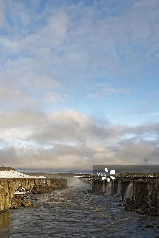 欧洲冰岛瓦特纳冰川国家公园，Joekulsargljufur国家公园，Joekulsa a Fjoellum河的塞尔福斯瀑布图片素材