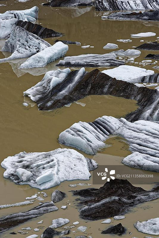 斯维纳山冰川泻湖的冰山，位于冰岛南部瓦特纳冰川国家公园斯卡夫塔费尔国家公园图片素材