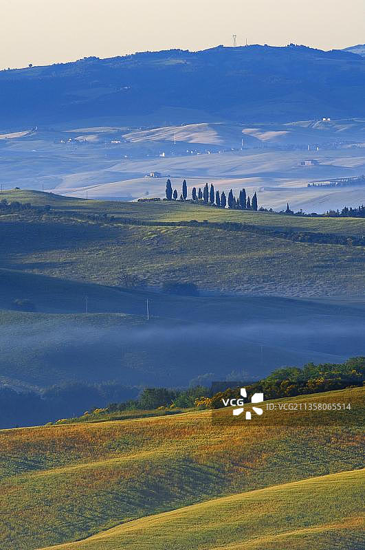 瓦尔道尔恰：托斯卡纳晨雾与世界遗产景观图片素材