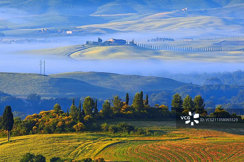 瓦尔道尔恰：托斯卡纳晨雾与世界遗产景观图片素材