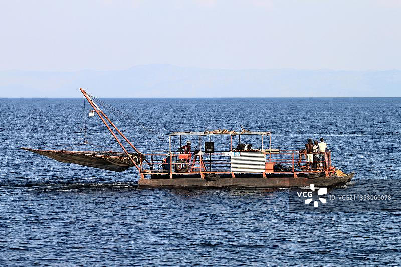 卡里巴湖捕捞卡彭塔鱼的渔船图片素材