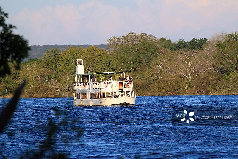 赞比亚维多利亚瀑布日落游船之旅图片素材