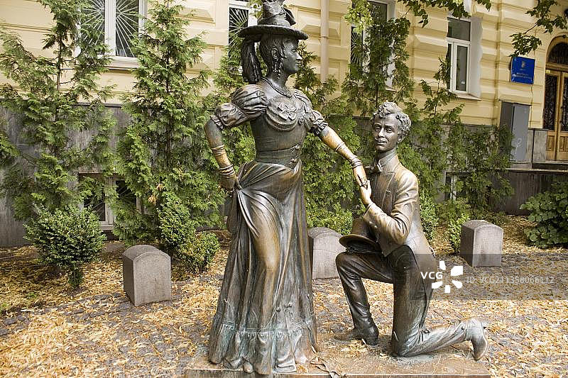 电影《追逐两只兔子》中的人物青铜雕像图片素材