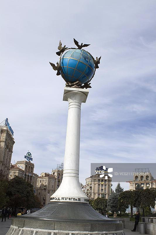 地球仪、和平鸽，位于乌克兰基辅独立广场邮局前图片素材