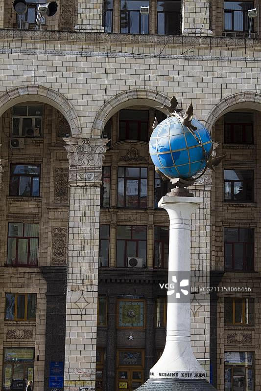 地球仪、和平鸽，位于乌克兰基辅独立广场邮局前图片素材