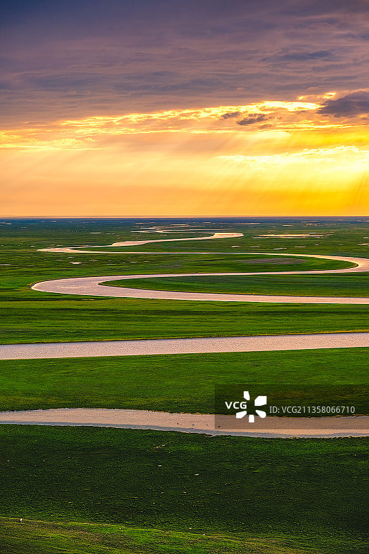 新疆巴音布鲁克草原九曲十八弯日落图片素材