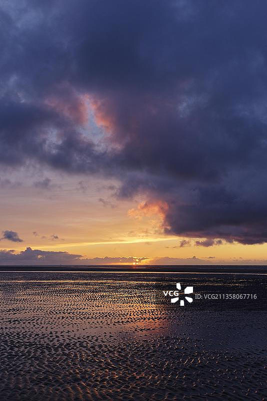 德国下萨克森州东弗里西亚朗厄奥格海滩的日落图片素材