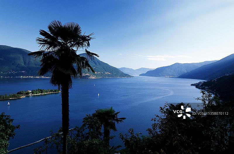 从龙科索普拉阿斯科纳眺望马焦雷湖和布里萨戈岛，提契诺，瑞士图片素材