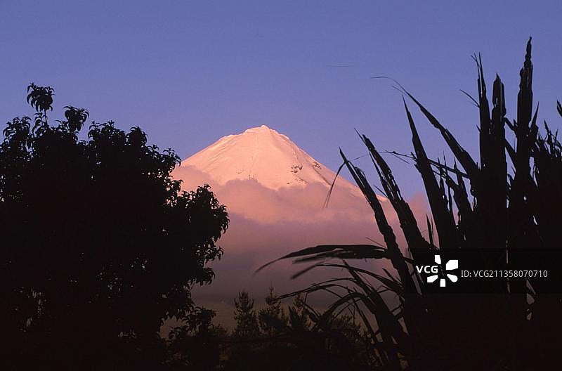 埃格蒙特火山，高2518米，位于新西兰埃格蒙特国家公园，北岛图片素材