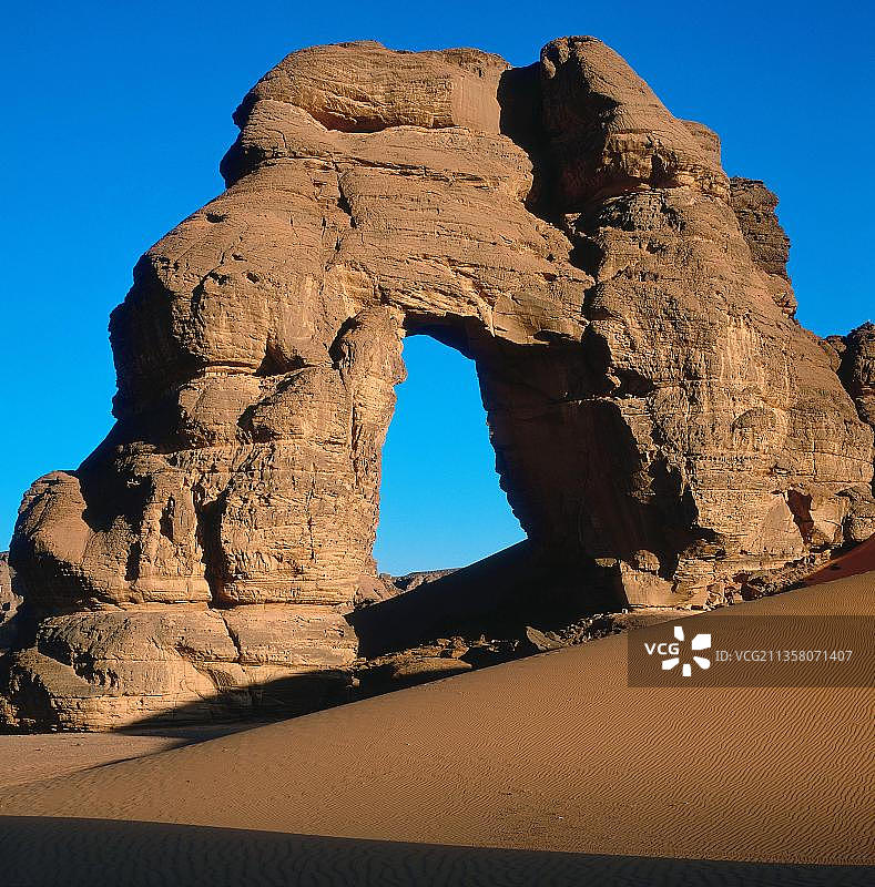 利比亚撒哈拉沙漠Akakus山脉的岩石拱门图片素材