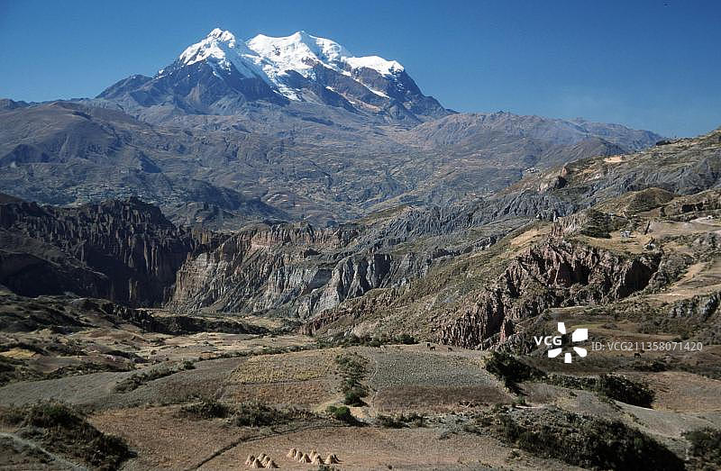 玻利维亚拉巴斯附近的内瓦多·伊利马尼火山图片素材