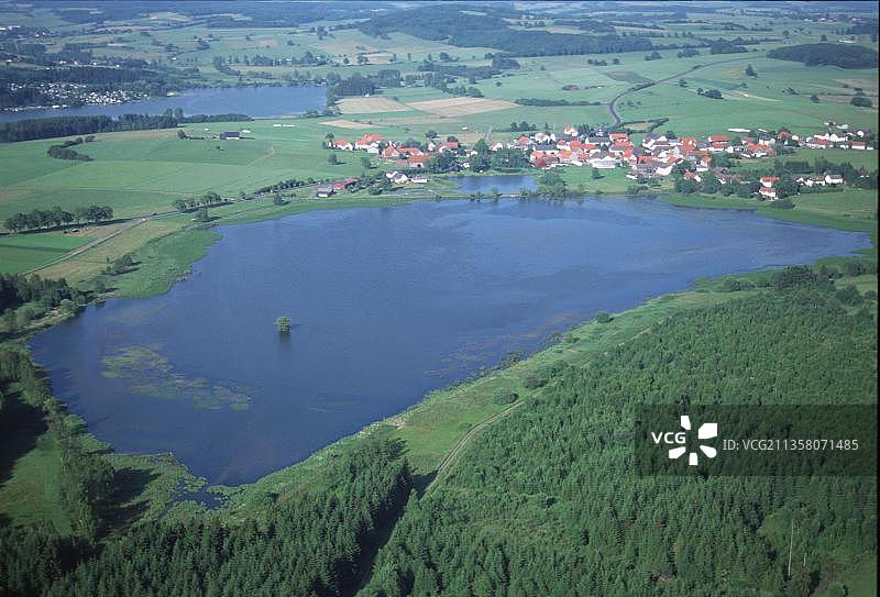 德国黑森州奥伯莫斯的池塘景观图片素材